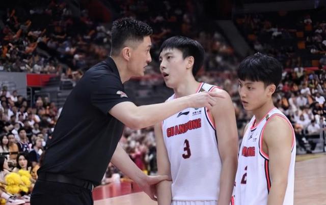 天行app下载 -包含今夜英超传出新动向，深圳男篮手感冰凉，管理层表态——气氛紧张，轮换策略成焦点的词条